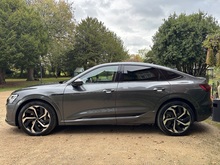 Audi Q8 e-tron 2023 Black Edition - Thumb 4