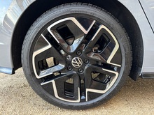 Volkswagen Golf 2025 TSI R-Line - Thumb 20